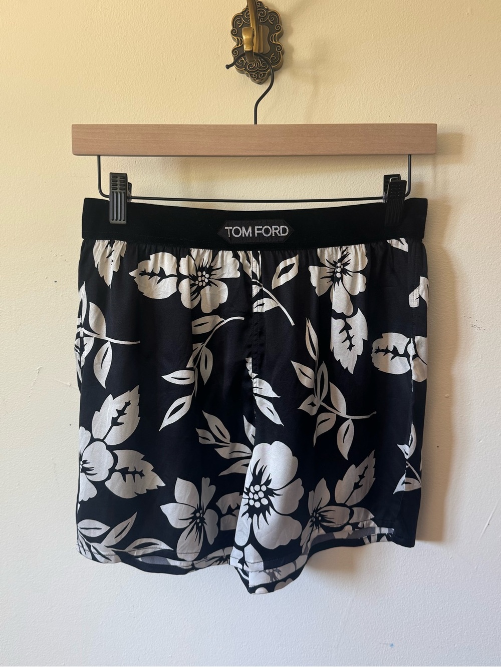 TOM FORD SILK TROPICAL FLORAL BLACK & WHITE SHORTS SIZE SMALL - Picture 3 of 6